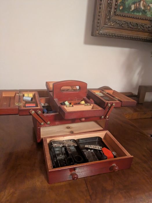 Trusă de cusut din lemn