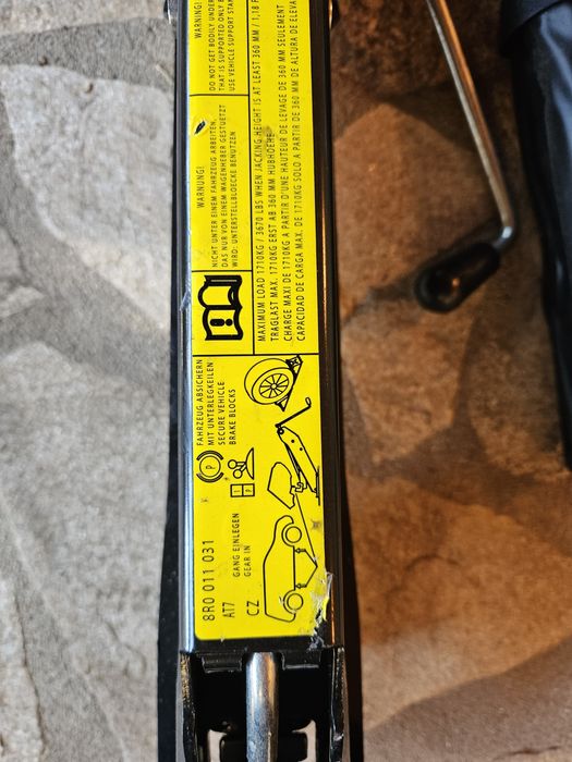Резервна гума патерица зя Audi Q5  195 75 18 с крик и ключ