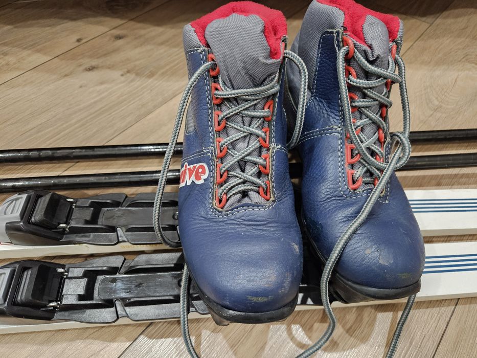 2 комплекта лыж с спец обувью