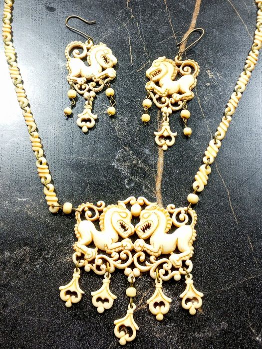 Колье и серьги из слоновой кости