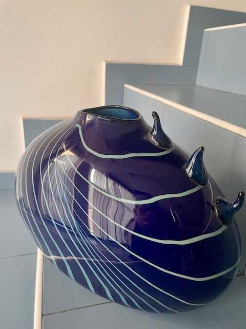 Красива ваза от ръчно духано стъкло, произведена в САЩ