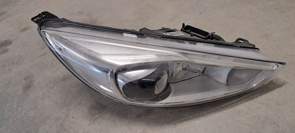 Vând far dreapta focus 3 facelift xenonn