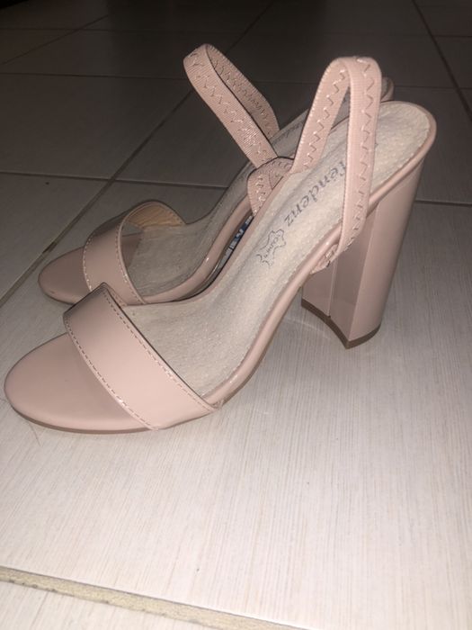 Сандали на ток уникални