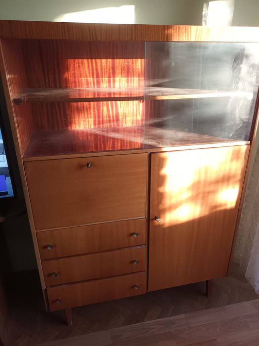 Vitrină  cu dulap și sertare