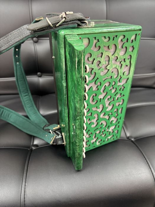 Продается ГАРМОНЬ Армавирская, с цельными планками