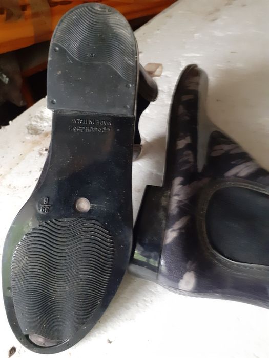 Vând foarte convenabil o pereche de cizme de cauciuc