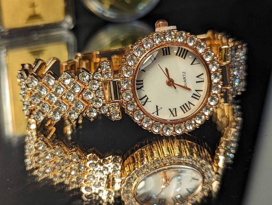 Страхотен дамски позлатен часовник   с множество камъни.