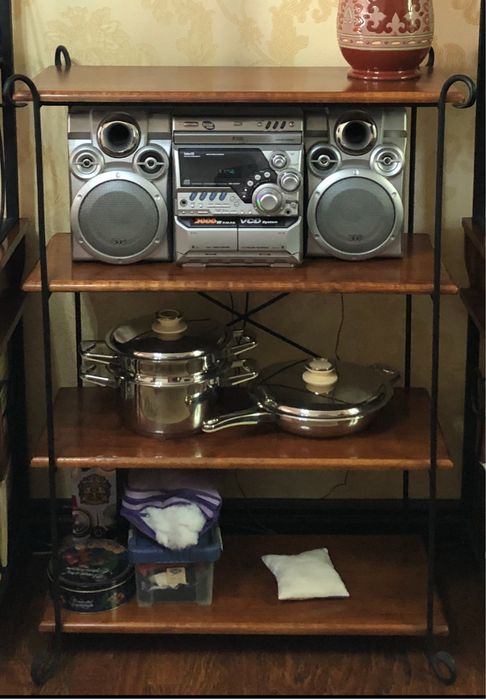 Этажерка, которая посредине продается .