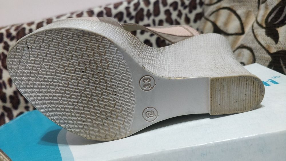 Продам женские босоножки