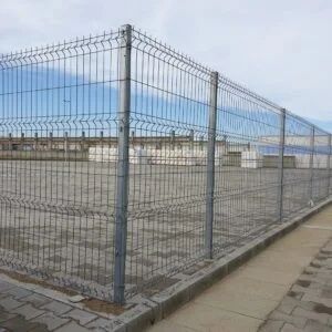 Meșter la garduri din plasă bordurata