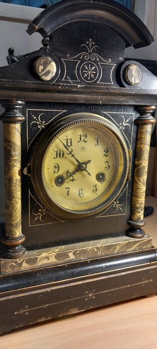 Стар античен  часовник