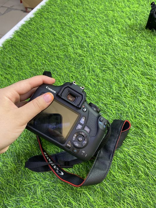 Фотоаппарат Canon EOS 2000D