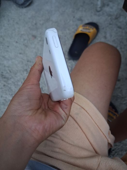 Продавам iPhone 5c