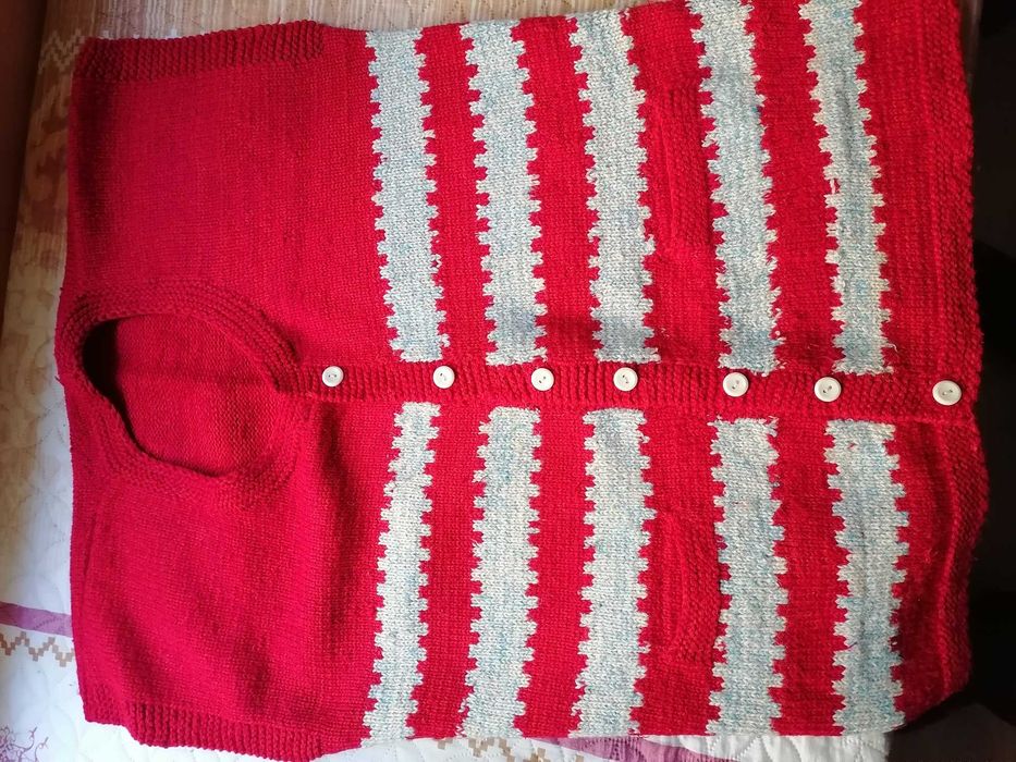 Дамски плетен елек червен