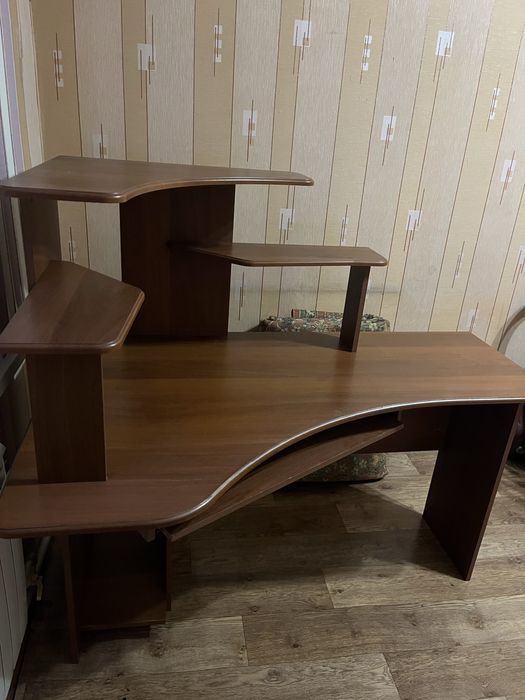 Продам стол.