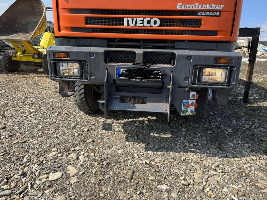 Camion 4x4 cu macara și troliu – 18 t, pregătit pentru deszăpezire