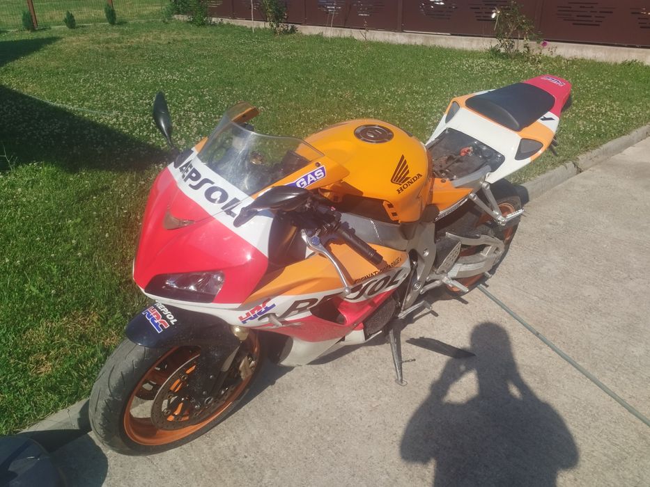 Dezmembrez Honda Cbr 1000 rr model 2004-2005