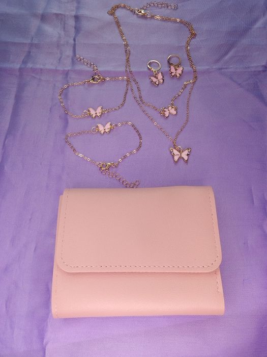 Дамско портмоне с комплект бижута