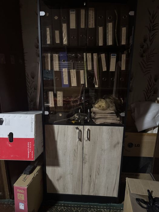 Продается стол, шкаф, тумба и кресло офисные