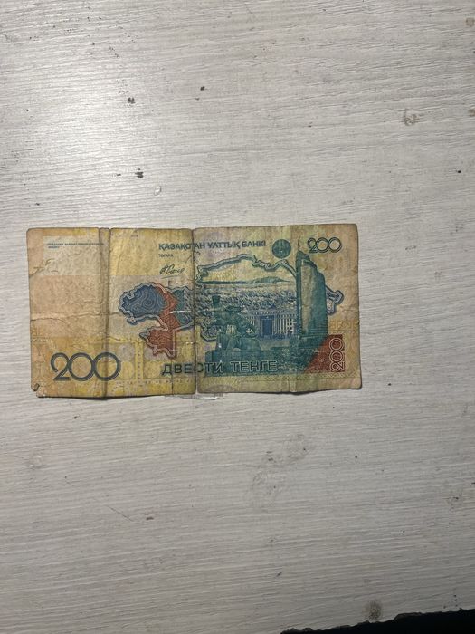 Купюра в 200 тенге