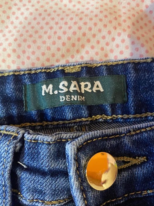 Тъмносини дънки с клоширани крачоли