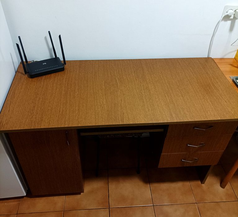 Birou maro, lungime 130 cm, lățime 60 cm, înălțime 76 cm