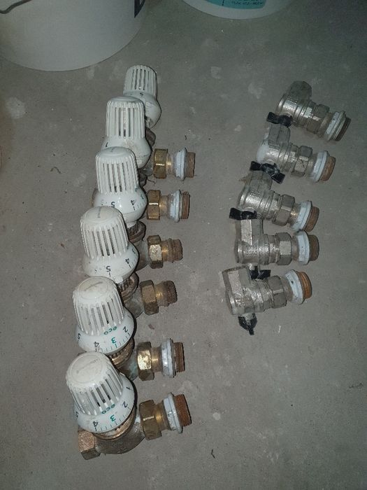 Продам краны на батарею отопления