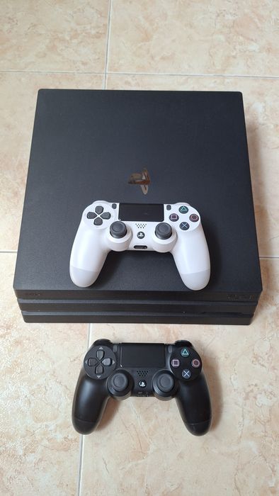 Sony PlayStation 4 Pro 1TB + 2 оригинални джойстика (Перфектен)