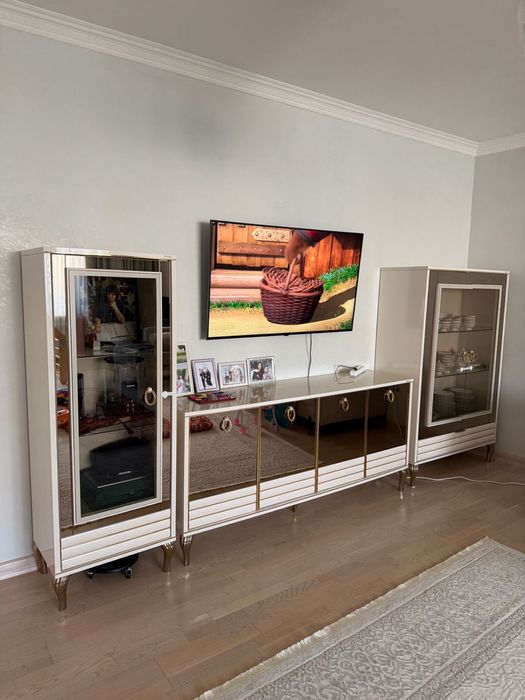 Продам стенку для зала , консоль,  2 шкафа