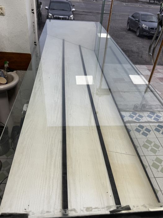 Мебельный ветрина