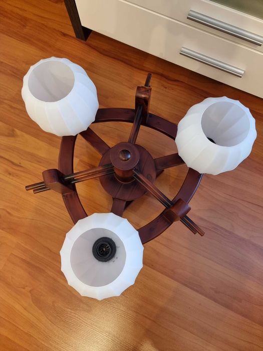 Lustra lemn cires 3 globuri sticla alba forma roata