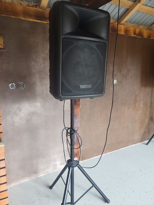 Se vinde două boxe ,trepied,mixer activ