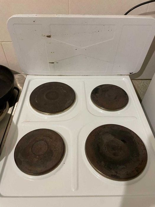 Электрическая плита в хорошем состоянии