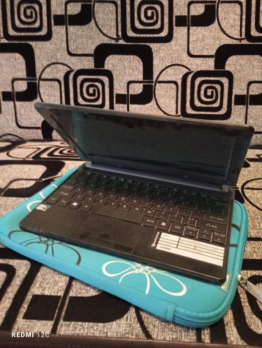 Vând laptop pakard bell