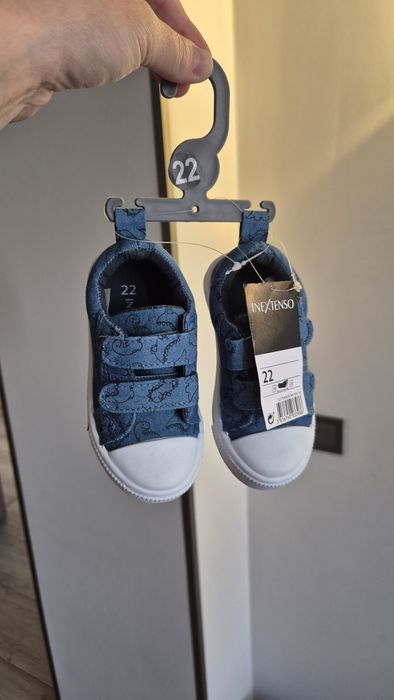 Tenisi noi marimea 22