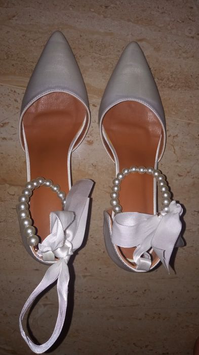 Pantofi albi satin