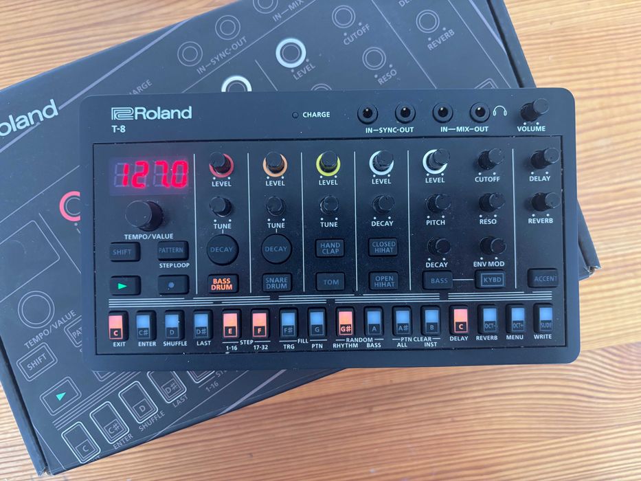 Roland AIRA Compact T-8 Beat Machine