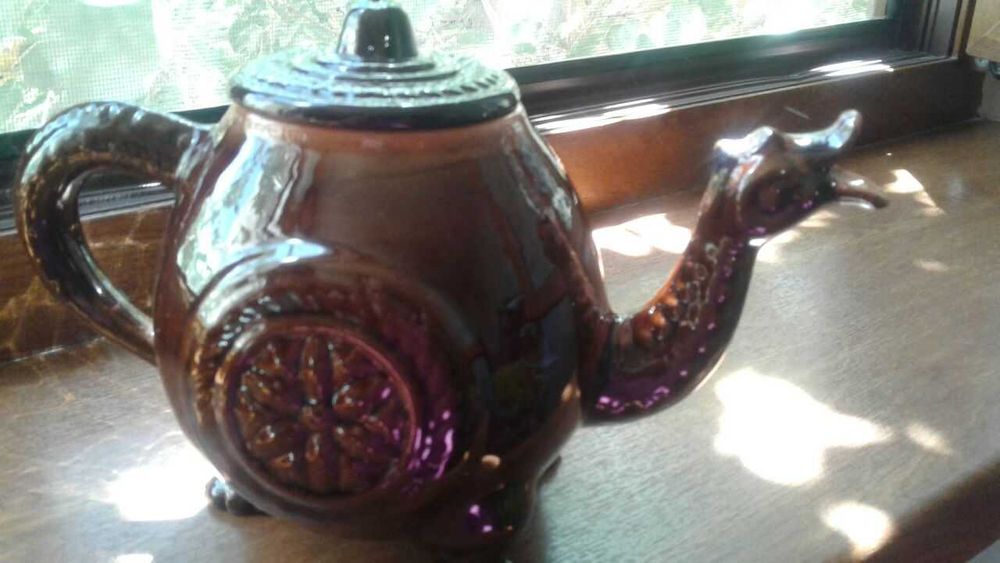 Набор посуды чайник  "ДРАКОН"   и рюмки.