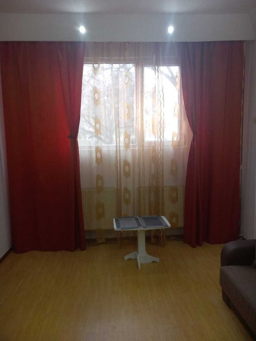 Închiriez garsoniera