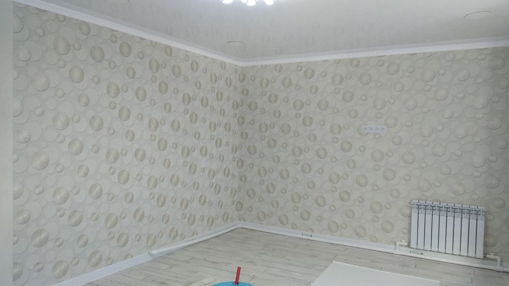 Поклею обои новосибирск. Варианты поклейки обоев двух видов. Оклейка стен обоями. Обои с вертикальным рисунком. Оклейка стен обоями.