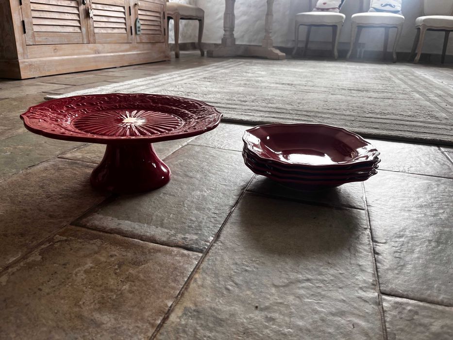 Set farfurii festive roșii cu platou pentru Crăciun