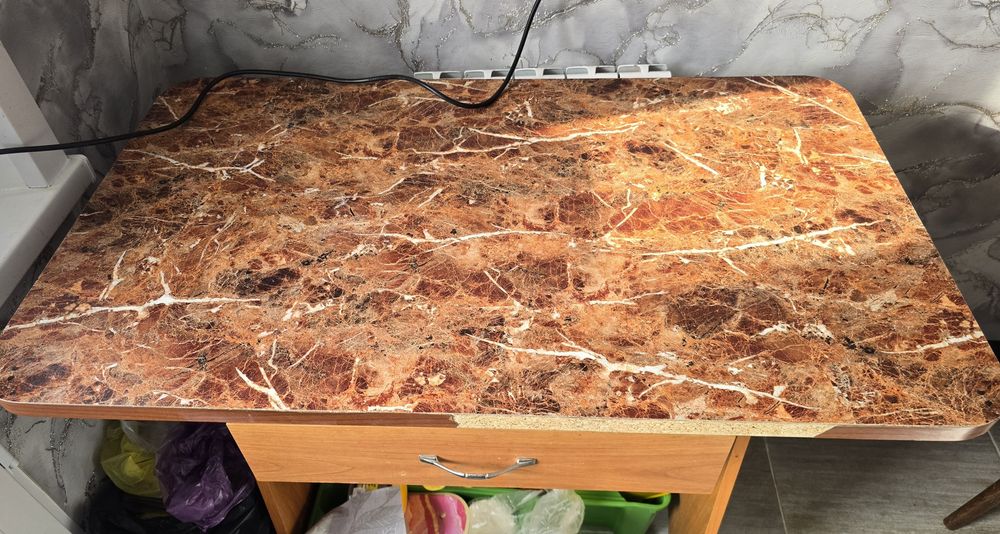 Продаётся кухонный стол