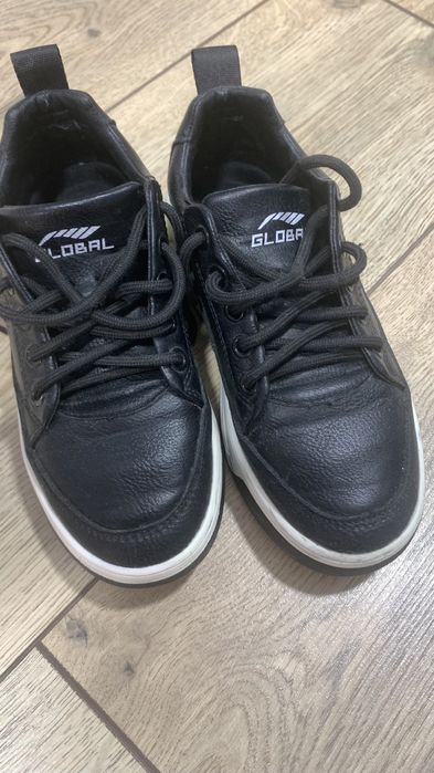 Продам детские кроссовки