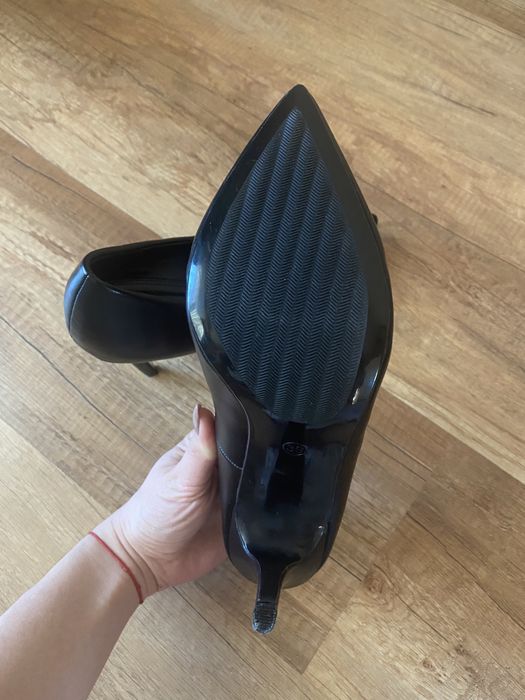 Актуален модел официални обувки на висок ток с брошка/ камъни