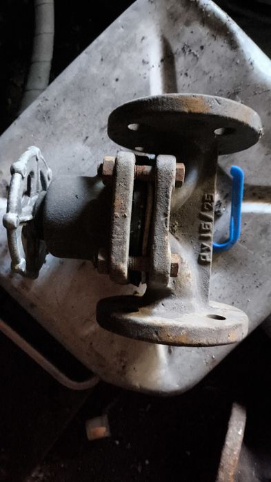 Продам задвижки чугунные