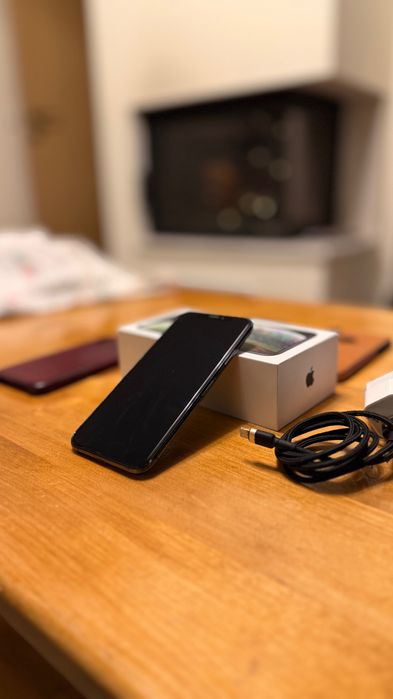 iPhone XS 64 GB - Перфектен + оригинални слушалки