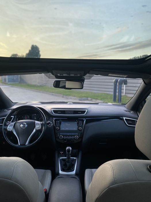 Nissan Qashqai 4x4 Tekna – 1,6 dci, camere 360°, piele crem cu alcantara