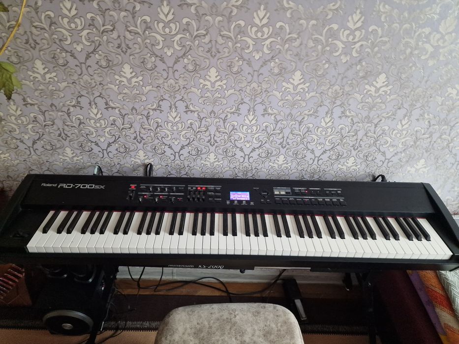 Vând Roland RD-700SX