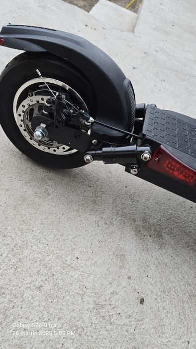 Vând trotineta electrica