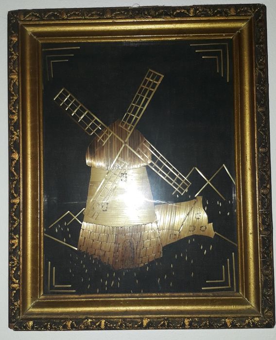 Tablouri artizanale din paie realizate manual.